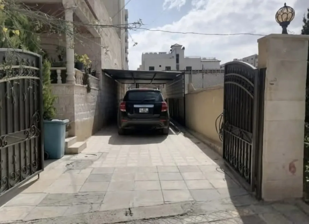 فيلا فاخرة للبيع مع ملحق غرف وحمامات