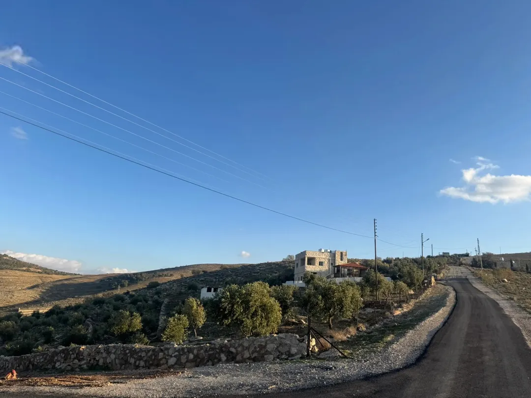 مزرعه للبيع ذات اطلاله خلابه على جبل وقريبه من الخدمات