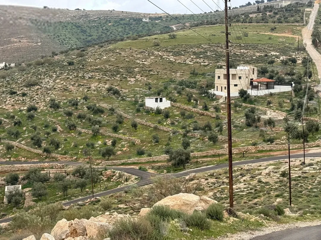 مزرعه للبيع ذات اطلاله خلابه على جبل وقريبه من الخدمات