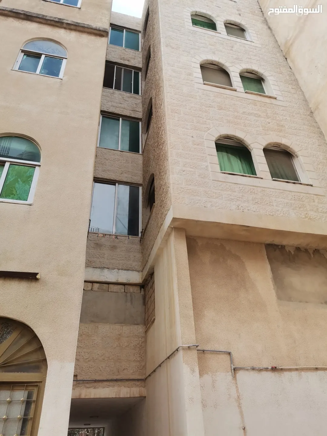 عمارة ثلاث طوابق مع مخزن وسدة مخزن وروف