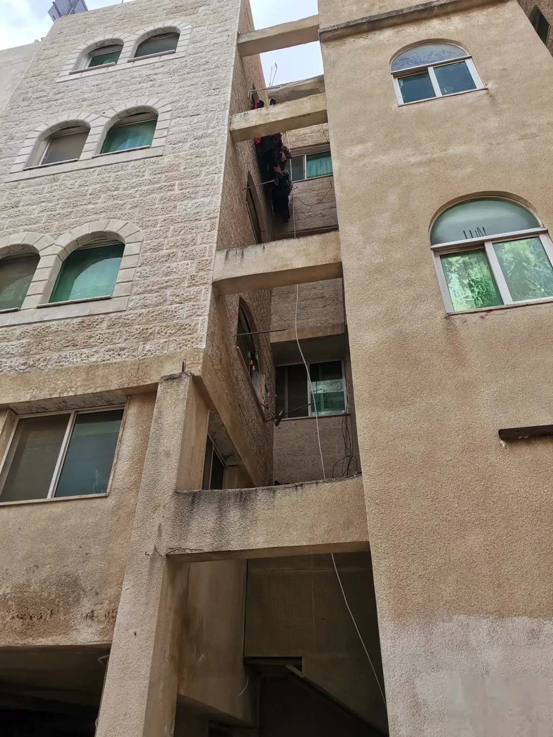 عمارة ثلاث طوابق مع مخزن وسدة مخزن وروف
