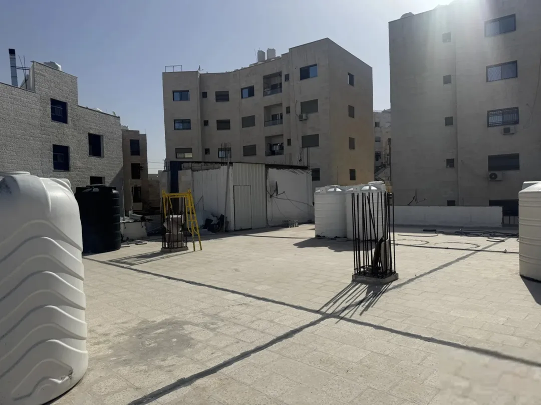 فرصة استثمارية سطح مجمع تجاري للبيع مع إمكانية إضافة طابق تجاري إضافي بمساحة 500 متر مربع