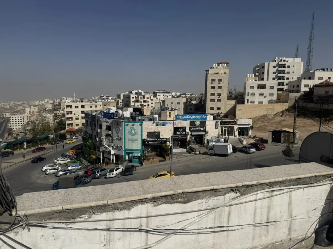 فرصة استثمارية سطح مجمع تجاري للبيع مع إمكانية إضافة طابق تجاري إضافي بمساحة 500 متر مربع
