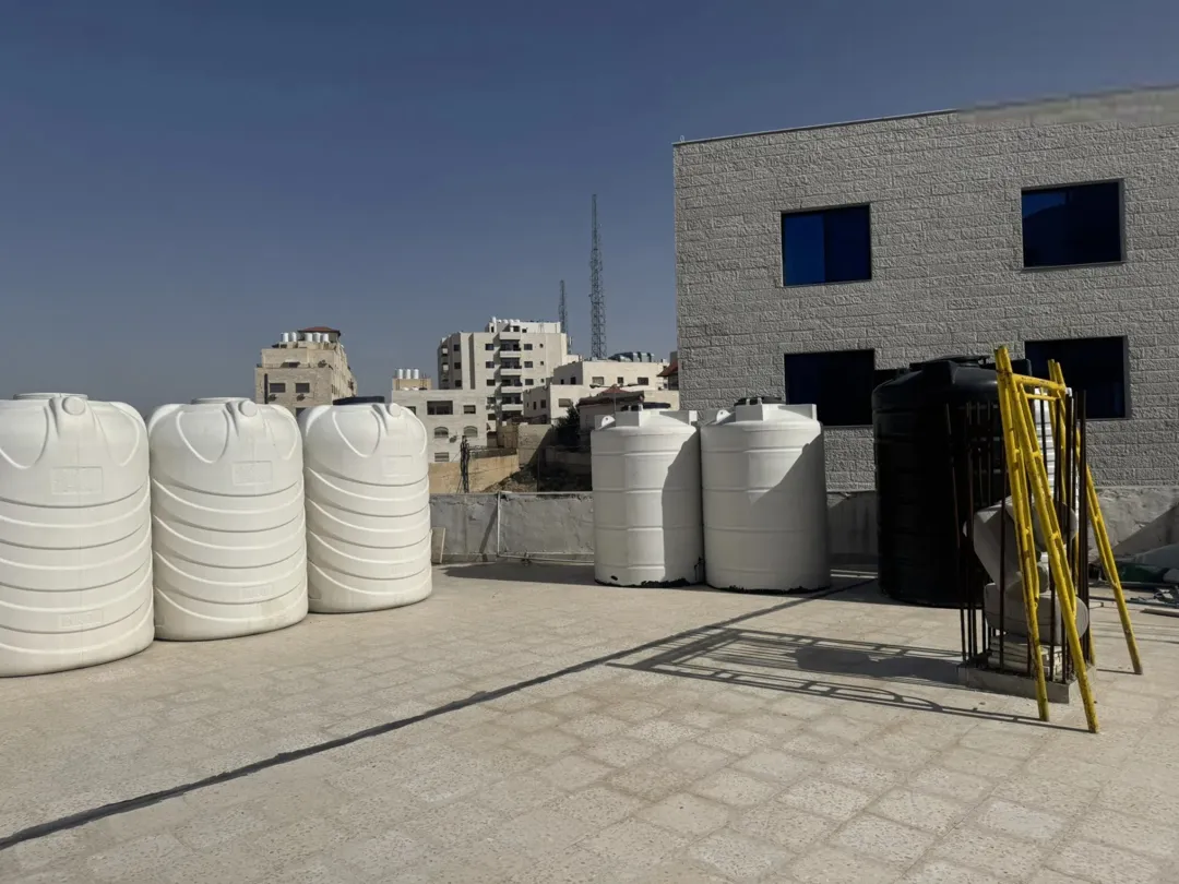فرصة استثمارية سطح مجمع تجاري للبيع مع إمكانية إضافة طابق تجاري إضافي بمساحة 500 متر مربع