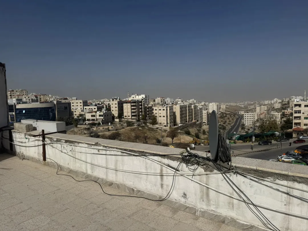 فرصة استثمارية سطح مجمع تجاري للبيع مع إمكانية إضافة طابق تجاري إضافي بمساحة 500 متر مربع