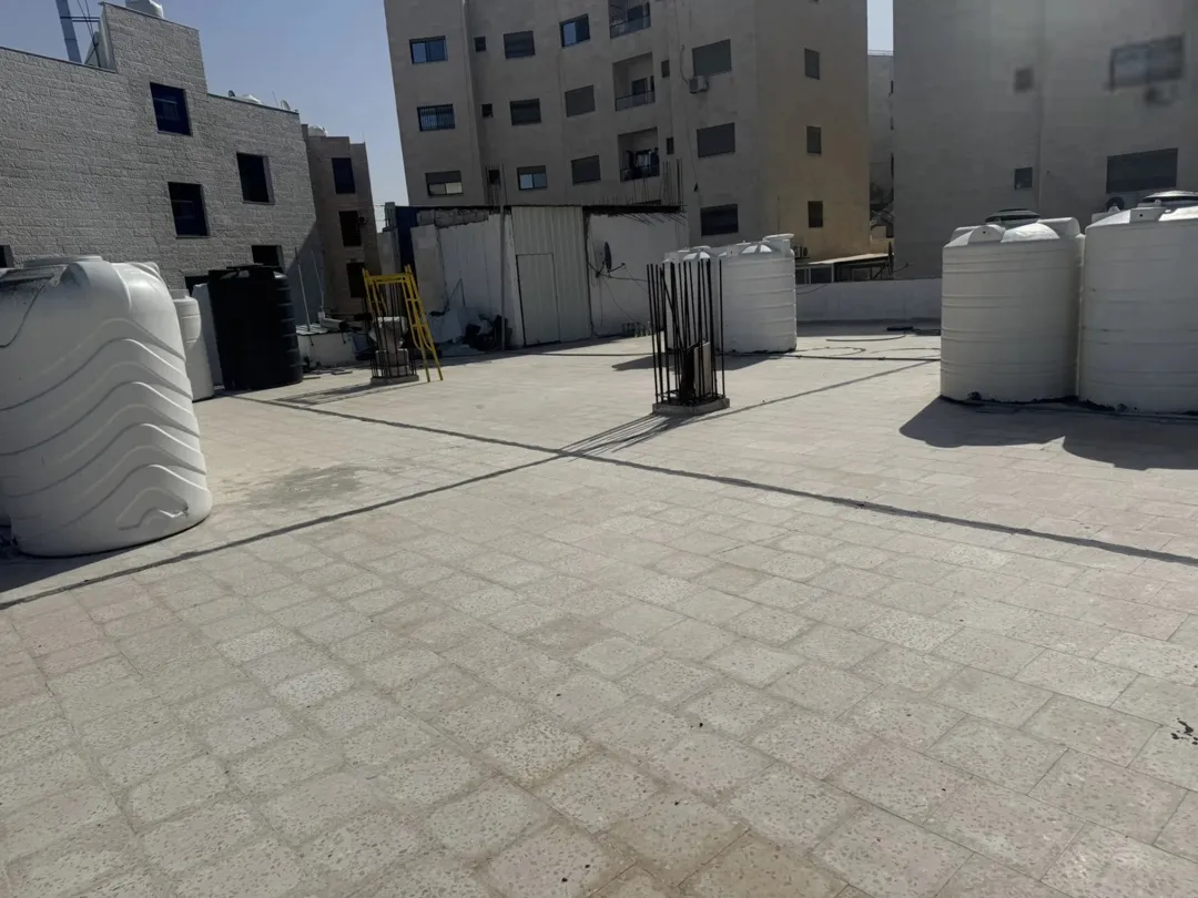 فرصة استثمارية سطح مجمع تجاري للبيع مع إمكانية إضافة طابق تجاري إضافي بمساحة 500 متر مربع