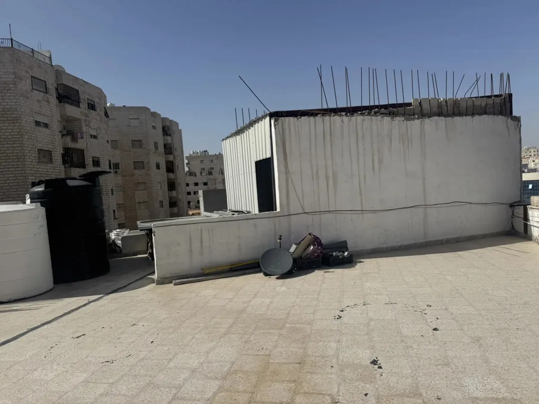فرصة استثمارية سطح مجمع تجاري للبيع مع إمكانية إضافة طابق تجاري إضافي بمساحة 500 متر مربع