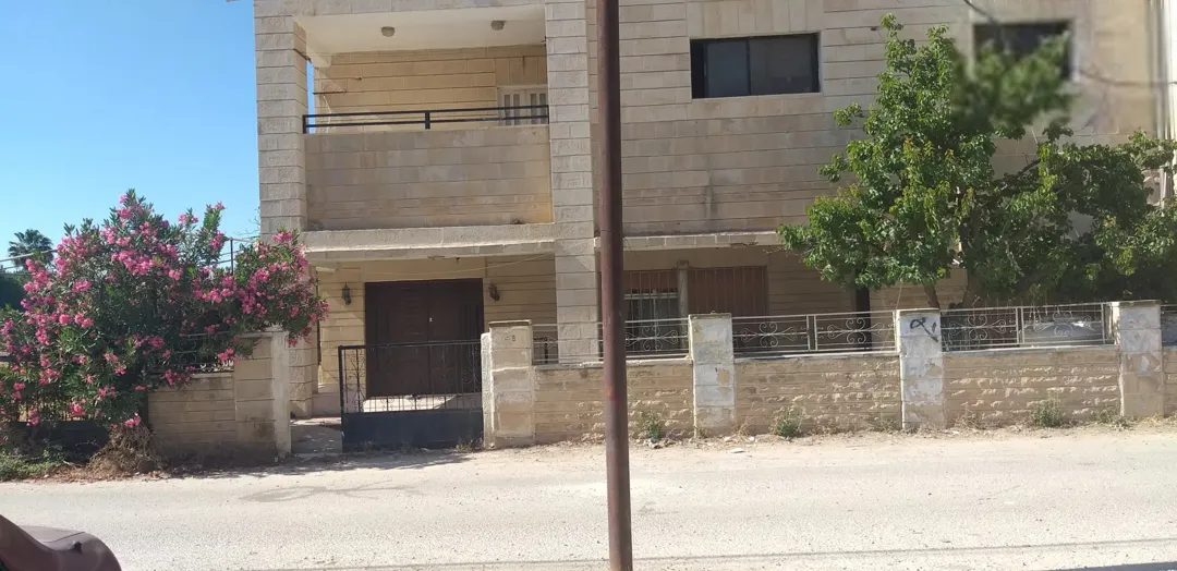 شقة أرضية فاخرة بمدخل مستقل وكراج خاص للبيع