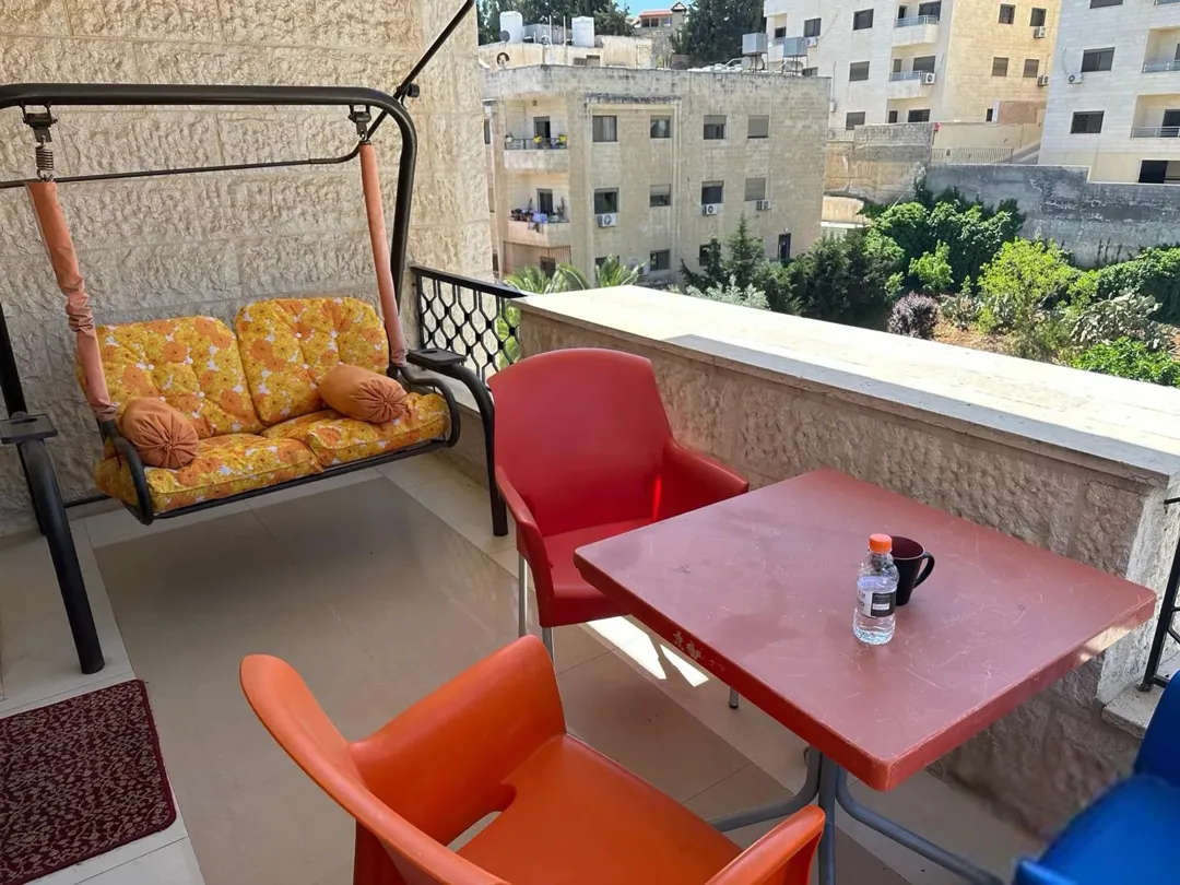 شقة طابقية مميزة ومطلة بالرابية للبيع – فرصة نادرة