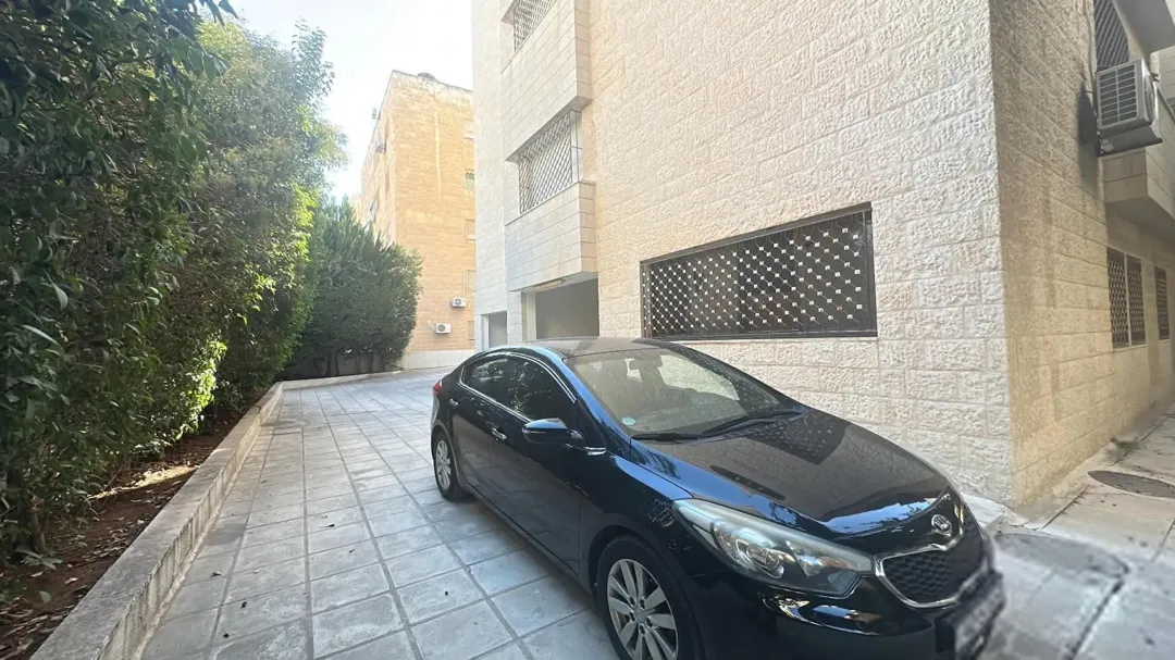 شقة طابقية مميزة ومطلة بالرابية للبيع – فرصة نادرة