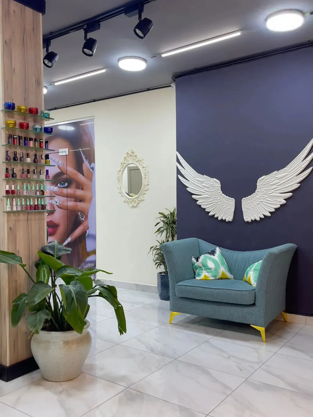 فرصة ذهبية للاستثمار صالون سيدات مجهز بالكامل للبيع الموقع: عمان الصوفيه موقع حيوي و استراتيجي