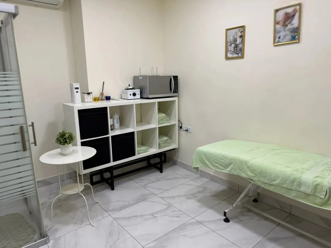 فرصة ذهبية للاستثمار صالون سيدات مجهز بالكامل للبيع الموقع: عمان الصوفيه موقع حيوي و استراتيجي