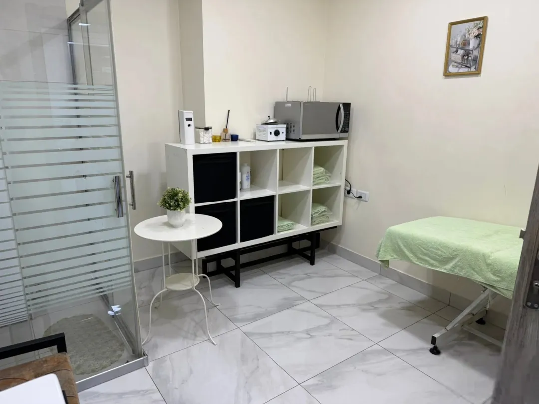 فرصة ذهبية للاستثمار صالون سيدات مجهز بالكامل للبيع الموقع: عمان الصوفيه موقع حيوي و استراتيجي