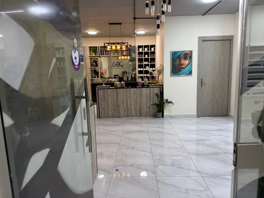فرصة ذهبية للاستثمار صالون سيدات مجهز بالكامل للبيع الموقع: عمان الصوفيه موقع حيوي و استراتيجي
