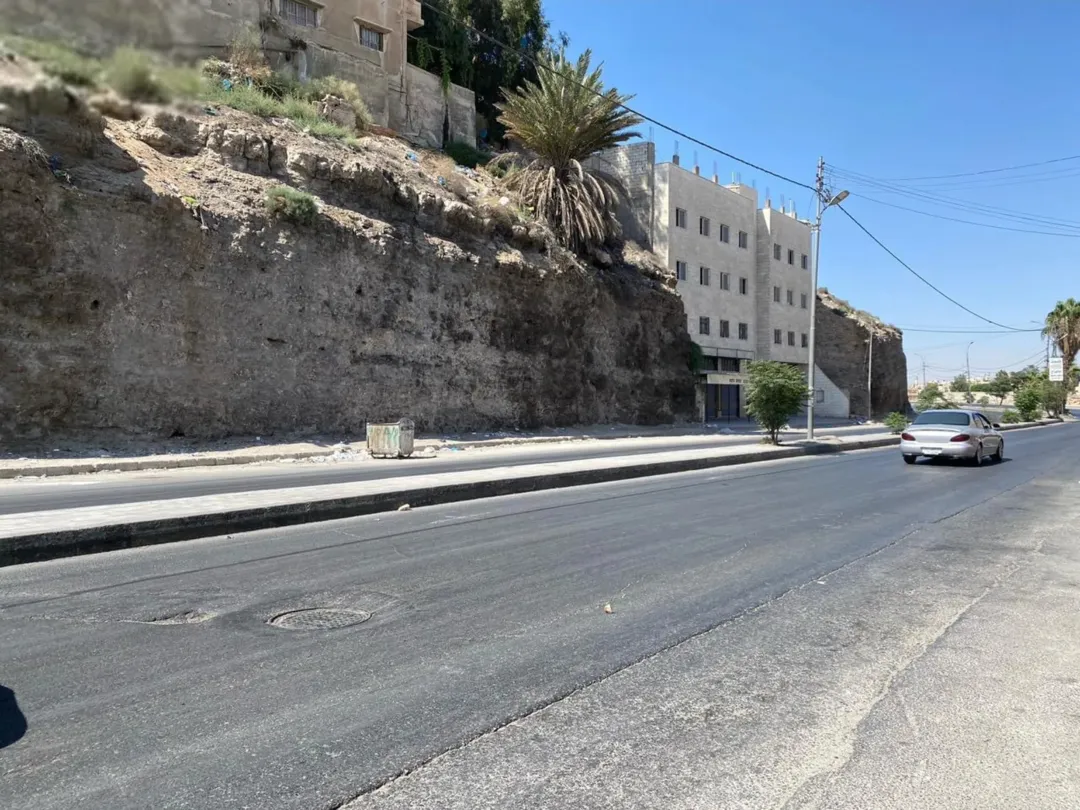 أرض تجارية للبيع 744 متر – عوجان الزرقاء – شارع وصفي التل