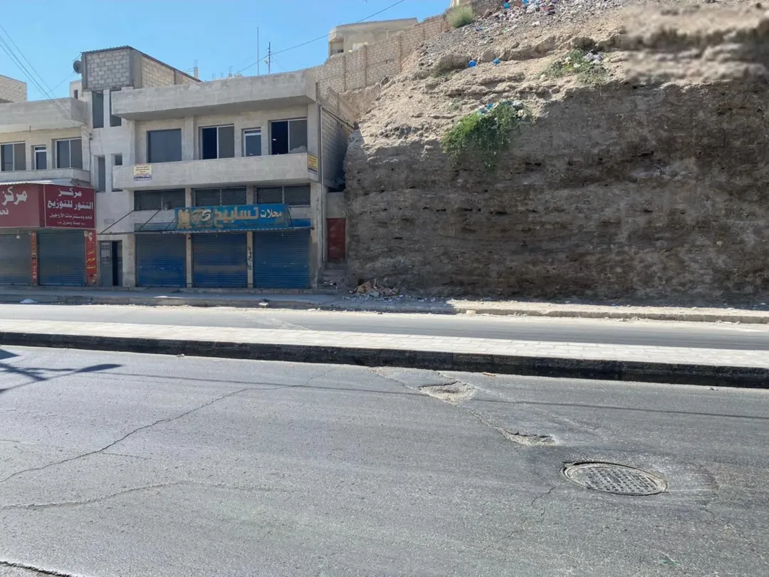 أرض تجارية للبيع 744 متر – عوجان الزرقاء – شارع وصفي التل