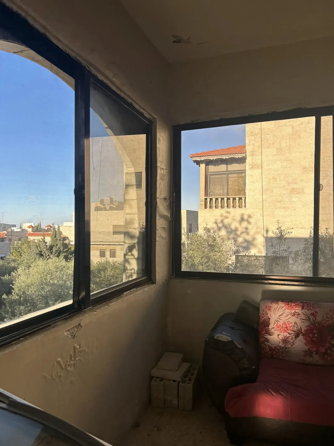 فيلا فاخرة للبيع في نصف الجبيهة تصميم استثنائي