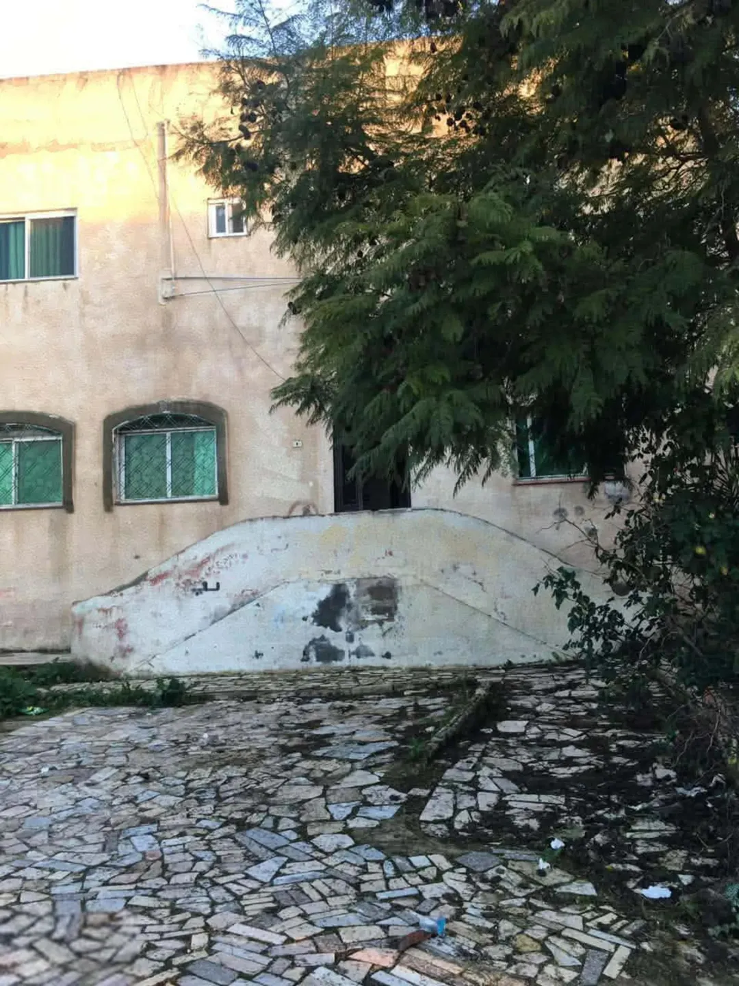 منزل في بيت راس للبيع يتكون من طبقين طبق سفلي مساحة بناء 150 وطبق علوي يتكون من منزلين مساحه بناء80