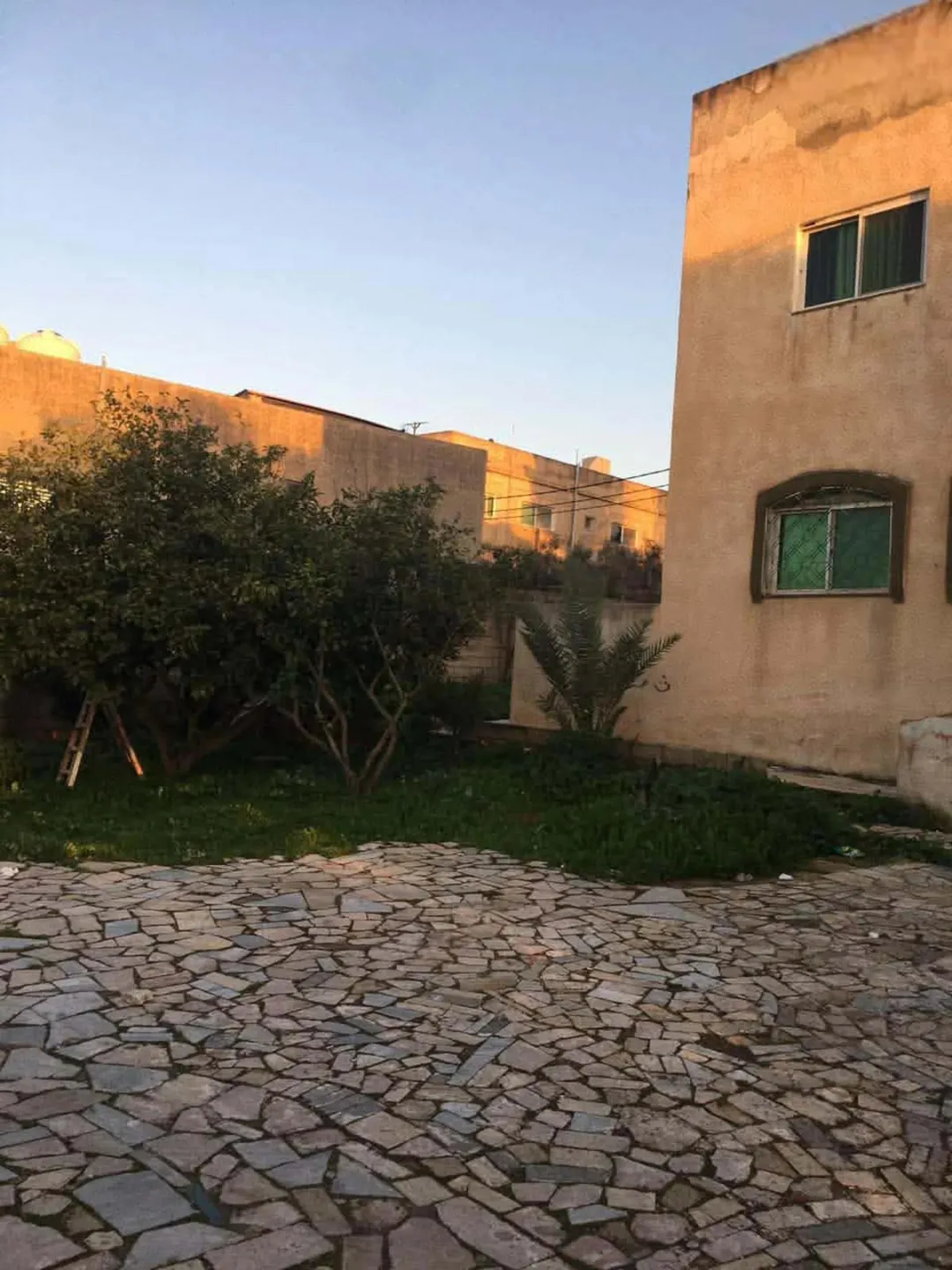 منزل في بيت راس للبيع يتكون من طبقين طبق سفلي مساحة بناء 150 وطبق علوي يتكون من منزلين مساحه بناء80