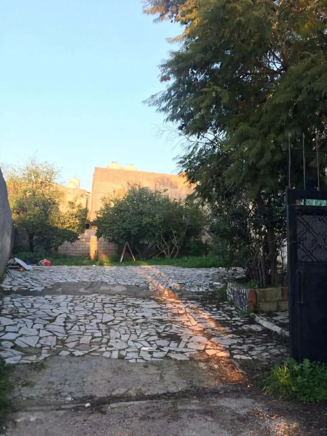 منزل في بيت راس للبيع يتكون من طبقين طبق سفلي مساحة بناء 150 وطبق علوي يتكون من منزلين مساحه بناء80