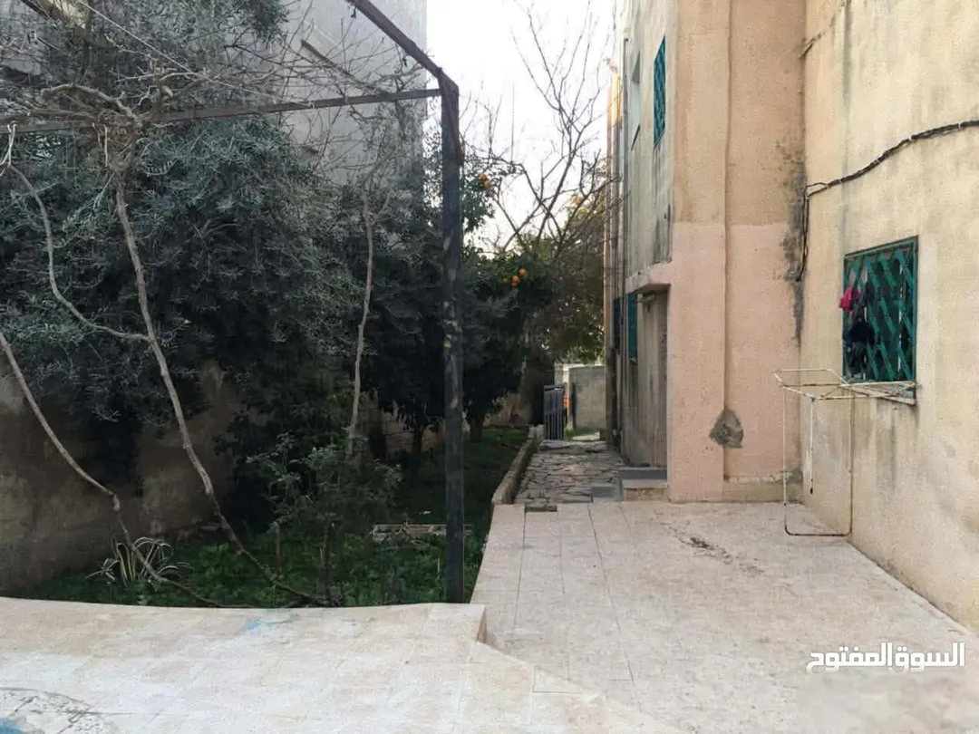 منزل في بيت راس للبيع يتكون من طبقين طبق سفلي مساحة بناء 150 وطبق علوي يتكون من منزلين مساحه بناء80