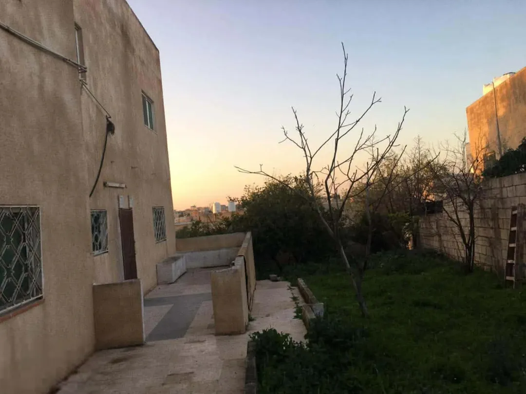 منزل في بيت راس للبيع يتكون من طبقين طبق سفلي مساحة بناء 150 وطبق علوي يتكون من منزلين مساحه بناء80