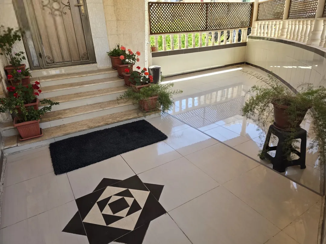 شقة للبيع في جبل الزهور – عمان مع ترس خارجي واسع