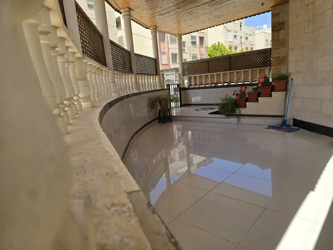 شقة للبيع في جبل الزهور – عمان مع ترس خارجي واسع