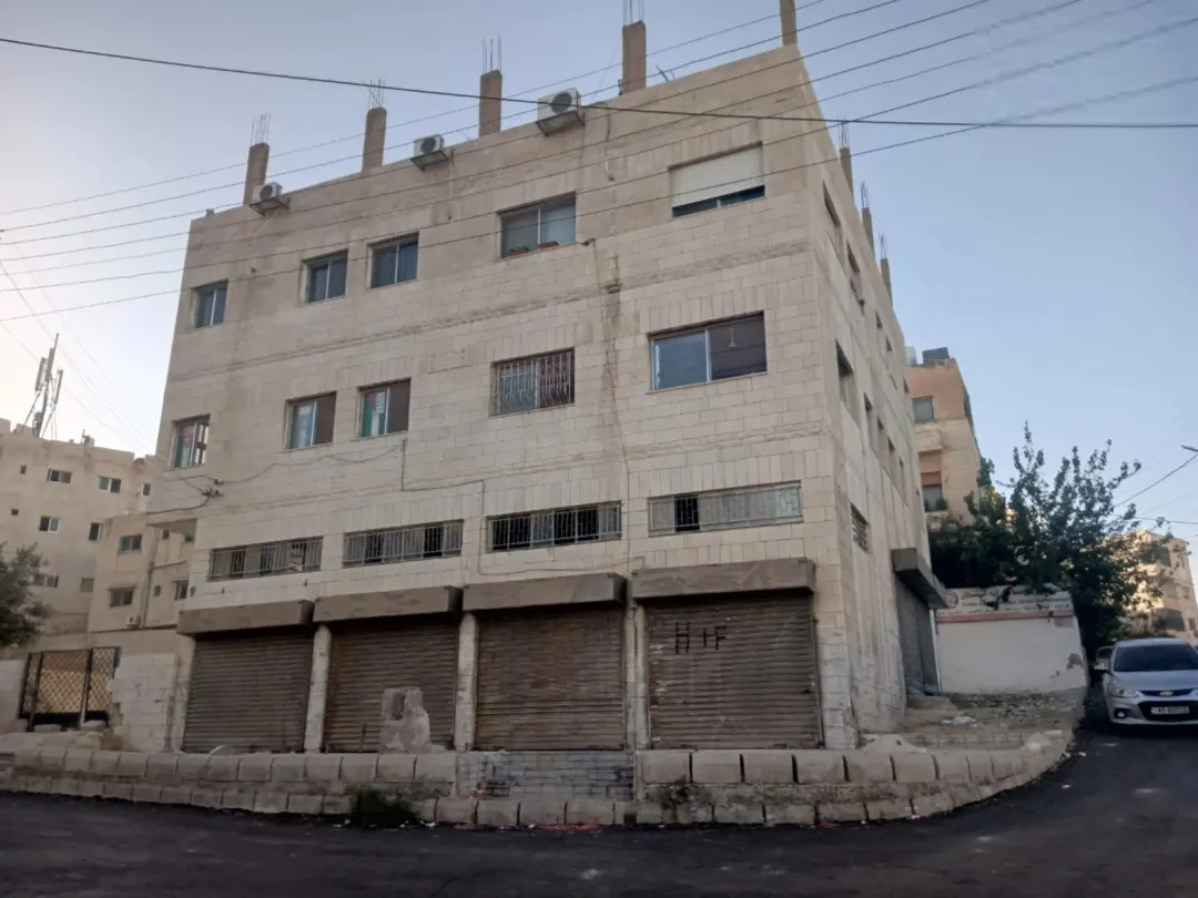 مجمع تجاري للبيع 3 طوابق بمساحة إجمالية 900 متر