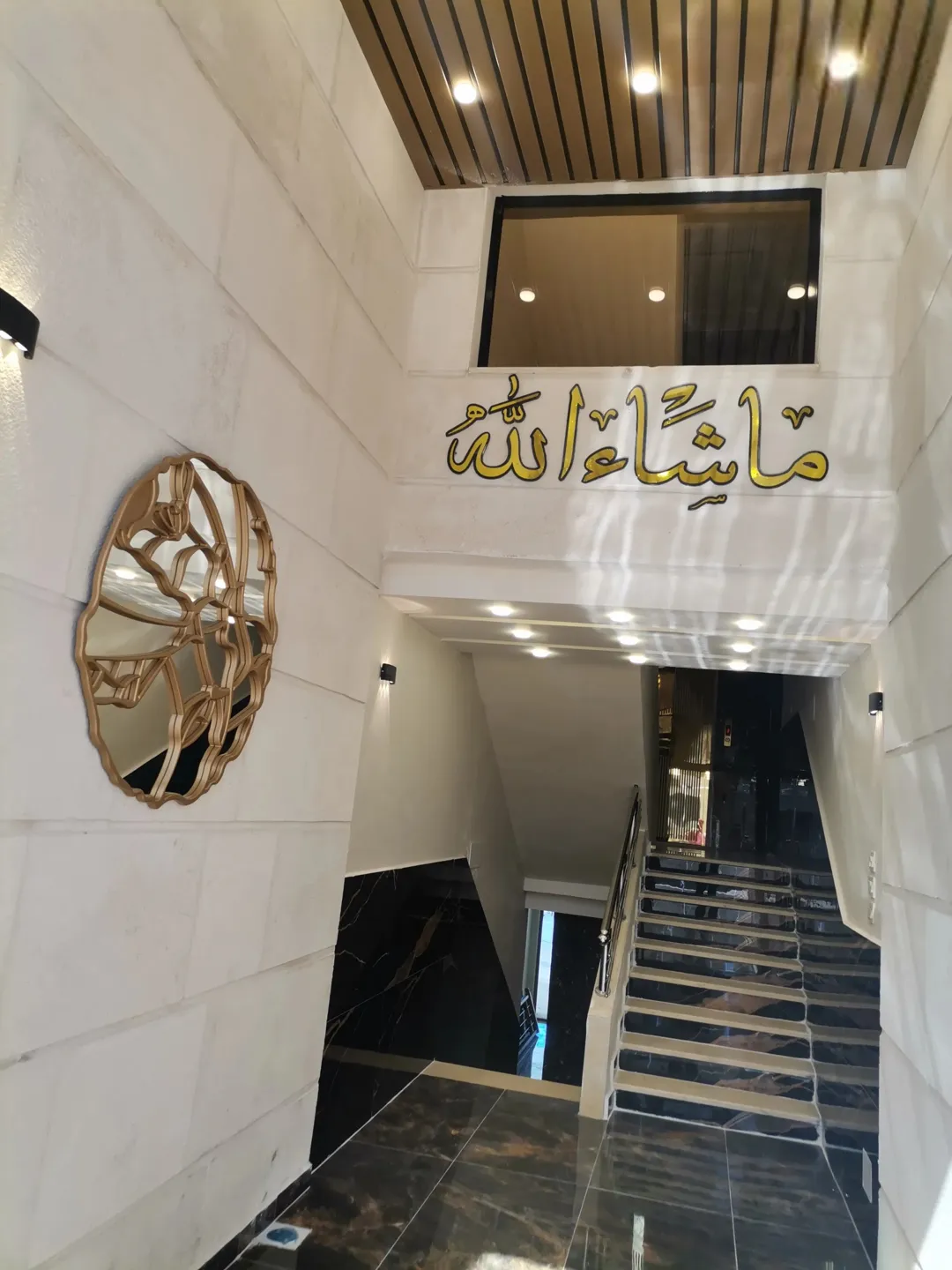 رووف دوبلكس فاخر 220 متر مربع مع ساحة واسعة في قلب الأردن
