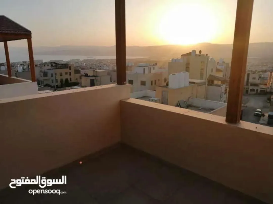 شقة مع روف بإطلالة بحرية للبيع في العقبة – المنطقة التاسعة