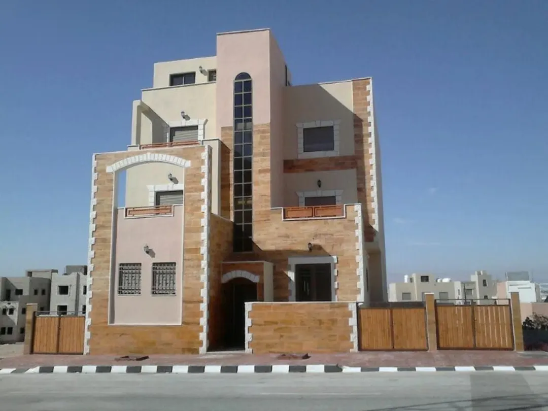 شقة مع روف بإطلالة بحرية للبيع في العقبة – المنطقة التاسعة