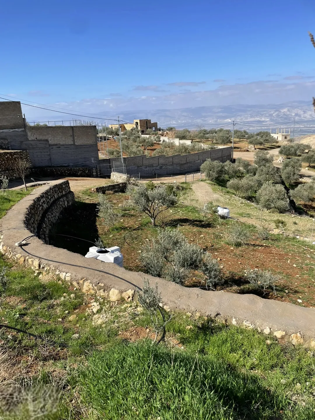 مزرعة 4 دونمات في مغاريب السلط إطلالة على فلسطين للبيع