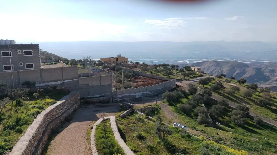 مزرعة 4 دونمات في مغاريب السلط إطلالة على فلسطين للبيع
