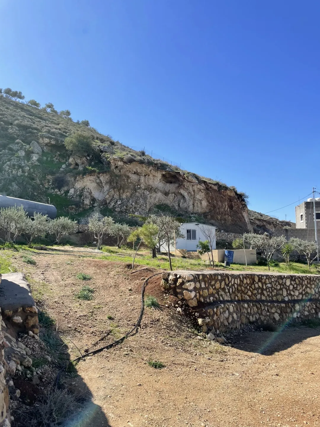 مزرعة 4 دونمات في مغاريب السلط إطلالة على فلسطين للبيع