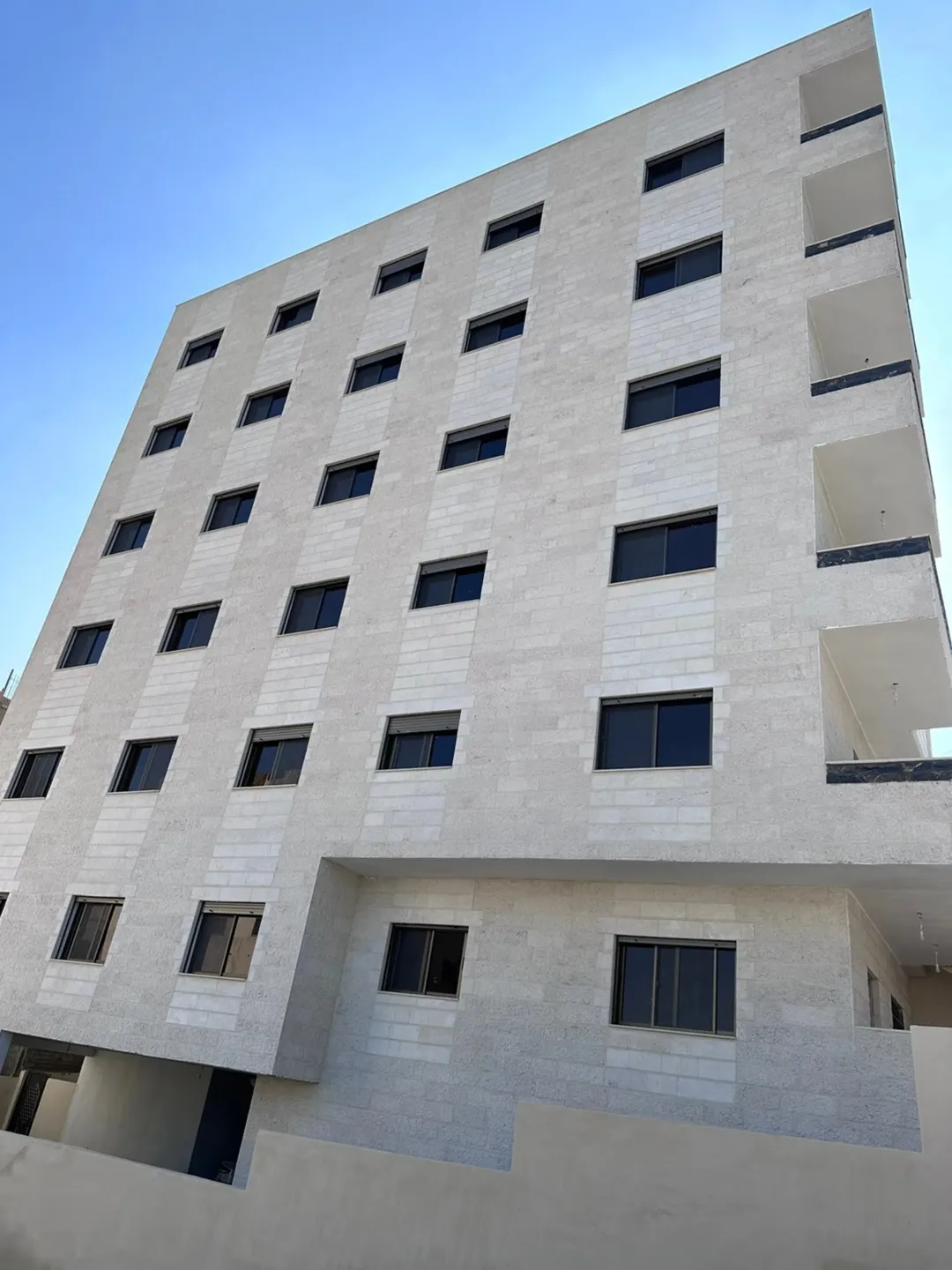 شقق سكنية جديدة للبيع في عمّان الشرقية – إسكان شبه كامل