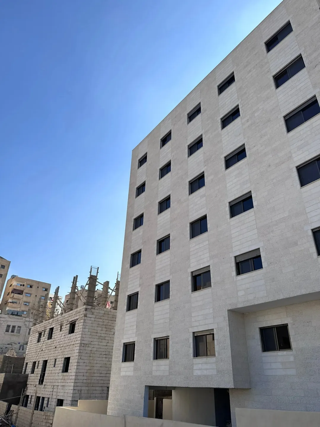 شقق سكنية جديدة للبيع في عمّان الشرقية – إسكان شبه كامل