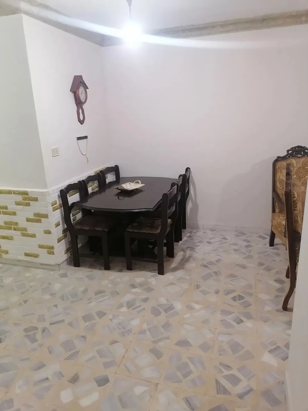 شقه سوبر للبيع بالزهور مقابل مجمع الجنوب بالاسكانات الجديده عمر البناء 12 سنه بس انسكنت سنتين