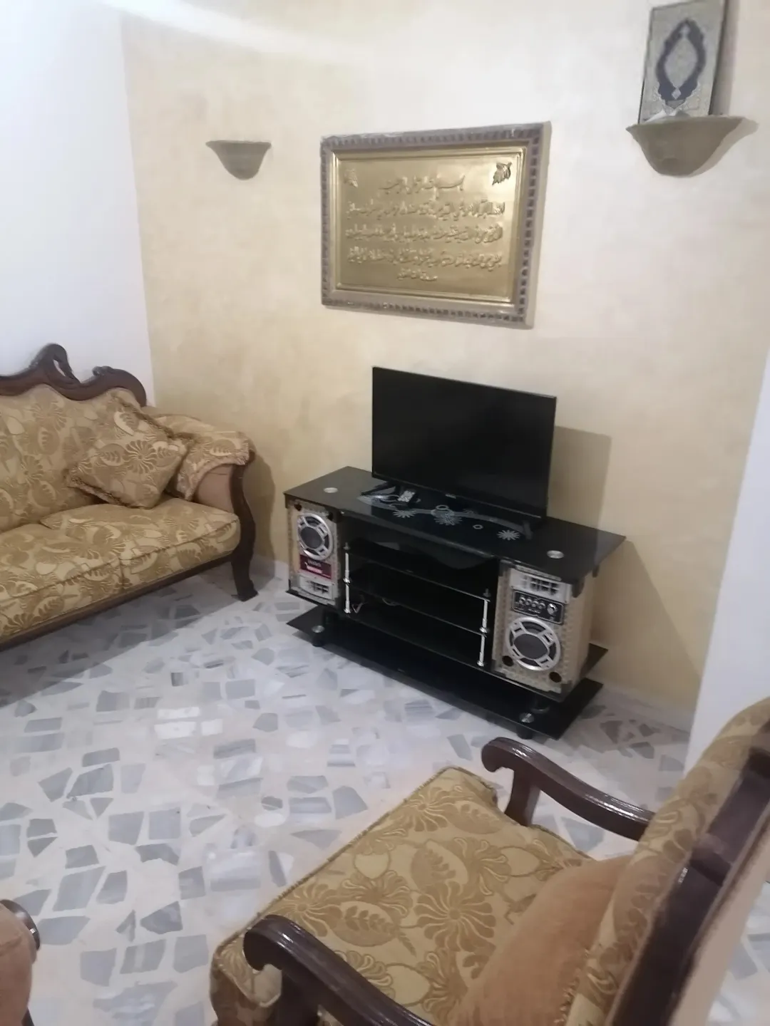 شقه سوبر للبيع بالزهور مقابل مجمع الجنوب بالاسكانات الجديده عمر البناء 12 سنه بس انسكنت سنتين