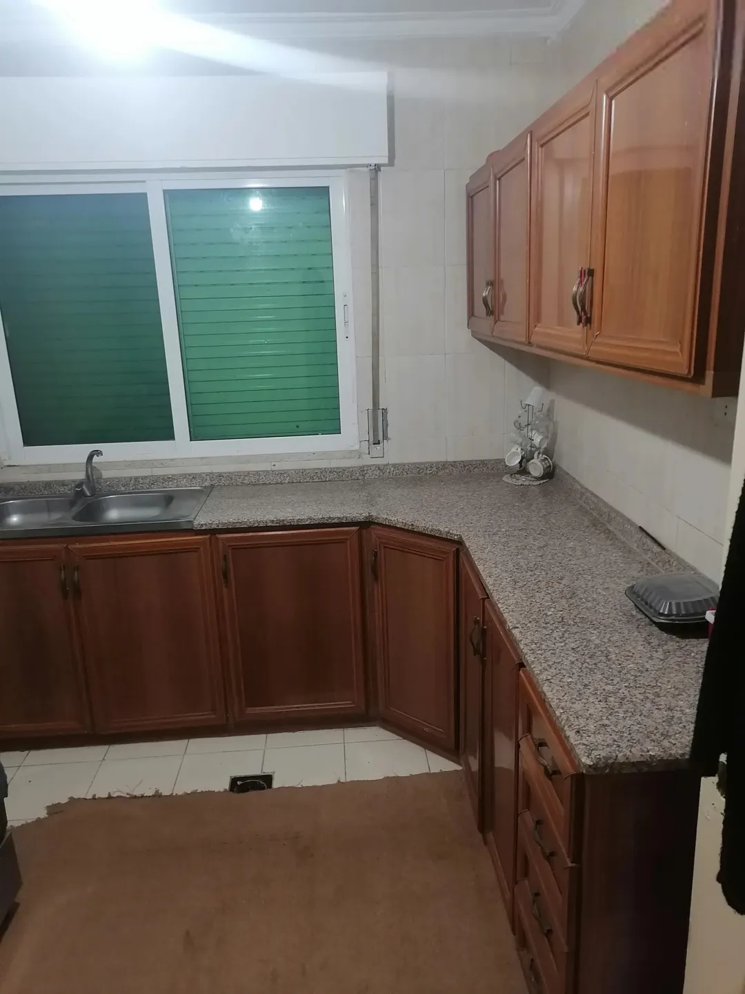 شقه سوبر للبيع بالزهور مقابل مجمع الجنوب بالاسكانات الجديده عمر البناء 12 سنه بس انسكنت سنتين