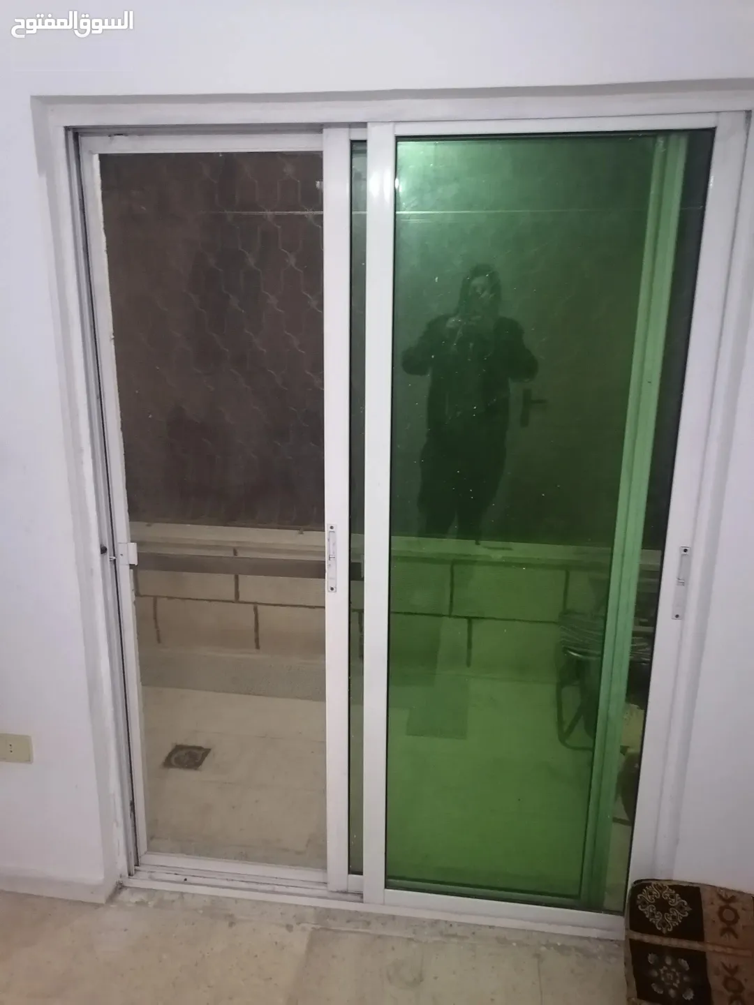 شقه سوبر للبيع بالزهور مقابل مجمع الجنوب بالاسكانات الجديده عمر البناء 12 سنه بس انسكنت سنتين