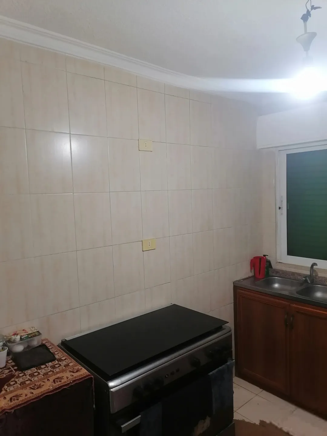 شقه سوبر للبيع بالزهور مقابل مجمع الجنوب بالاسكانات الجديده عمر البناء 12 سنه بس انسكنت سنتين