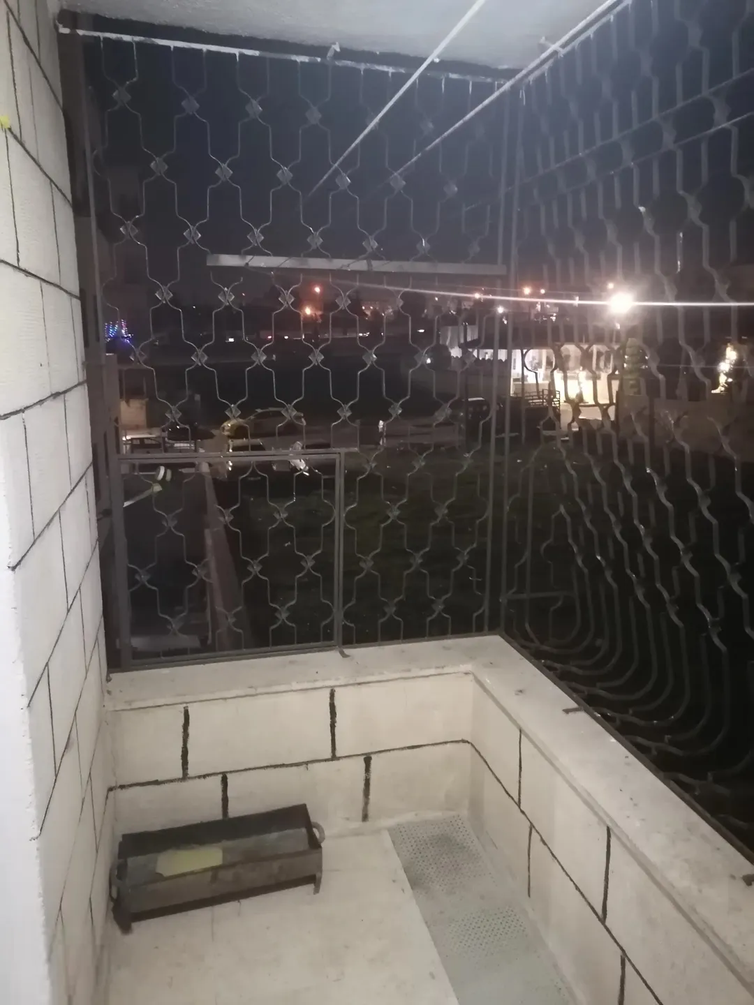 شقه سوبر للبيع بالزهور مقابل مجمع الجنوب بالاسكانات الجديده عمر البناء 12 سنه بس انسكنت سنتين