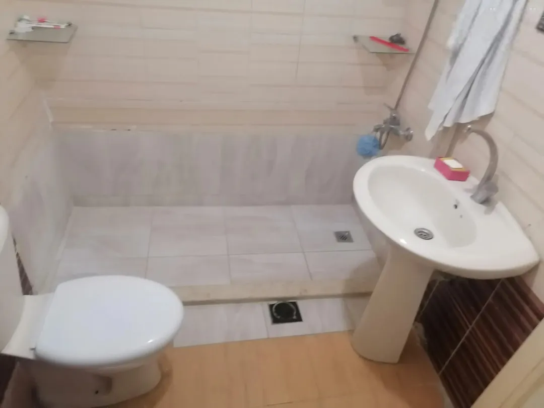 شقه سوبر للبيع بالزهور مقابل مجمع الجنوب بالاسكانات الجديده عمر البناء 12 سنه بس انسكنت سنتين