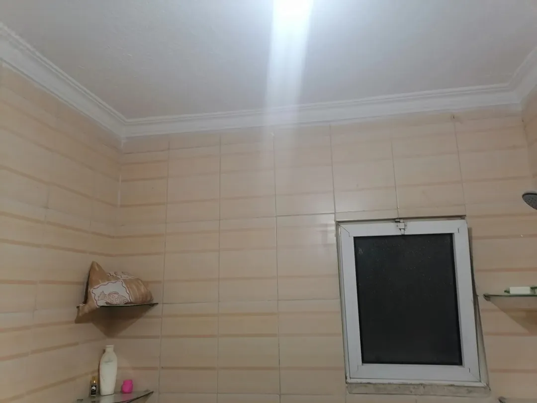 شقه سوبر للبيع بالزهور مقابل مجمع الجنوب بالاسكانات الجديده عمر البناء 12 سنه بس انسكنت سنتين
