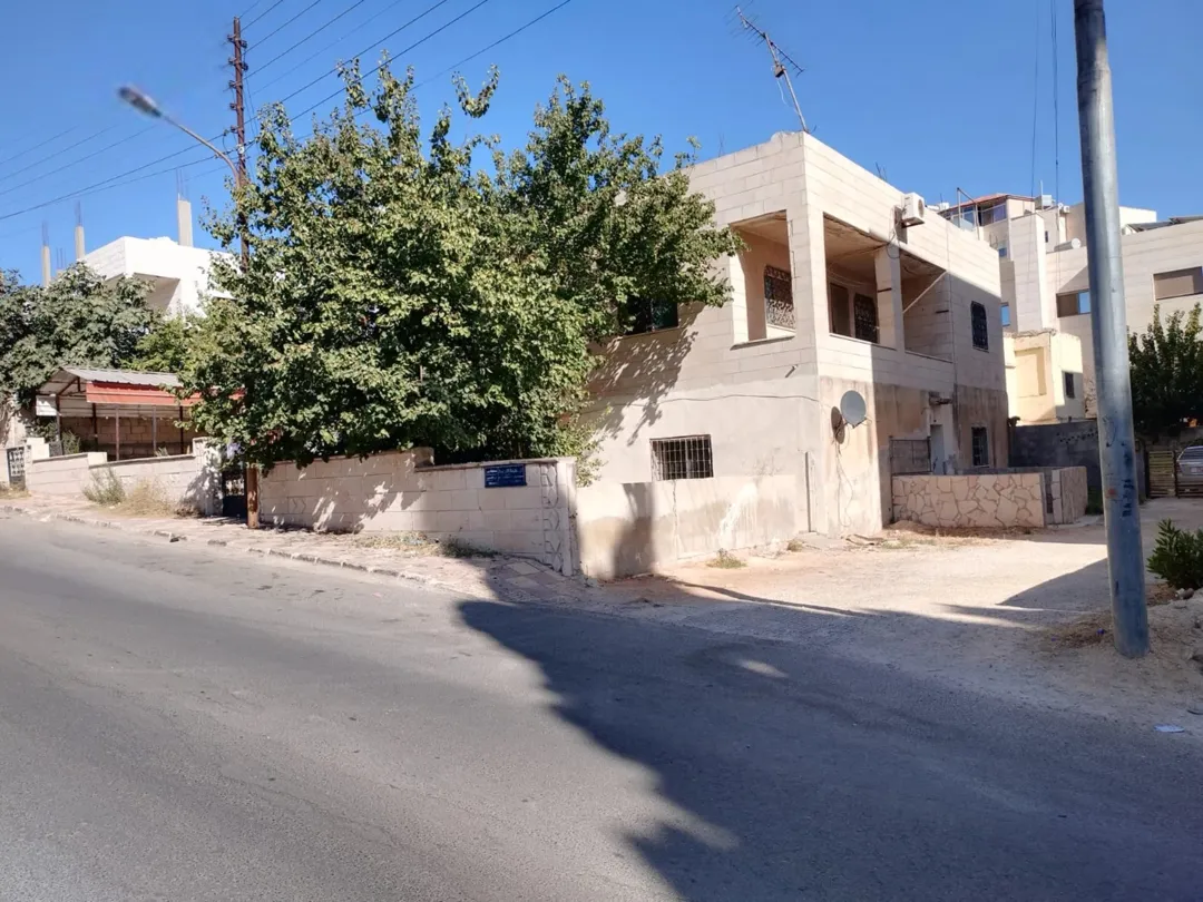 قطعة أرض فريدة منزلان في انتظارك للبيع
