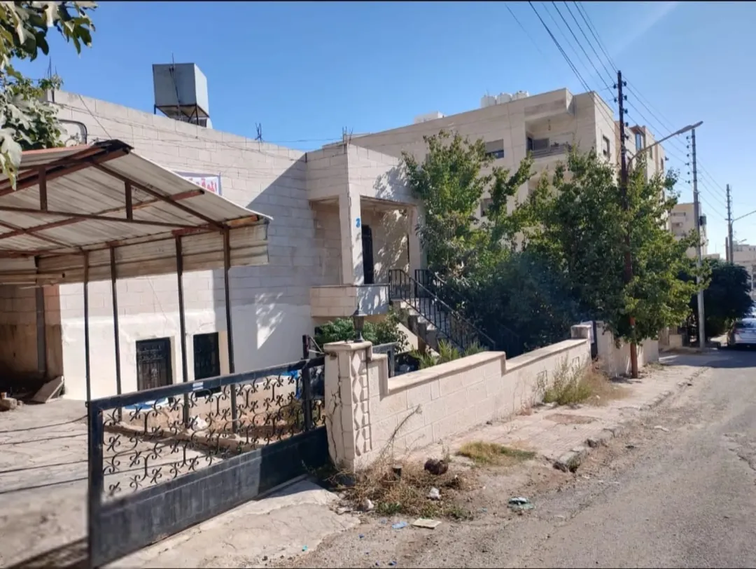 قطعة أرض فريدة منزلان في انتظارك للبيع