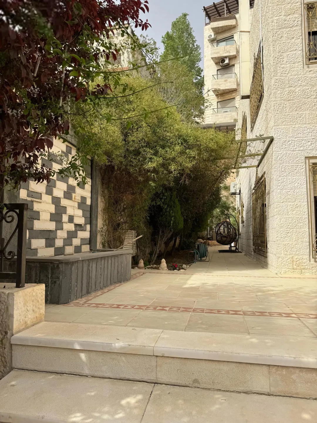فيلا فاخرة مكونة من ثلاثة طوابق في عبدون
