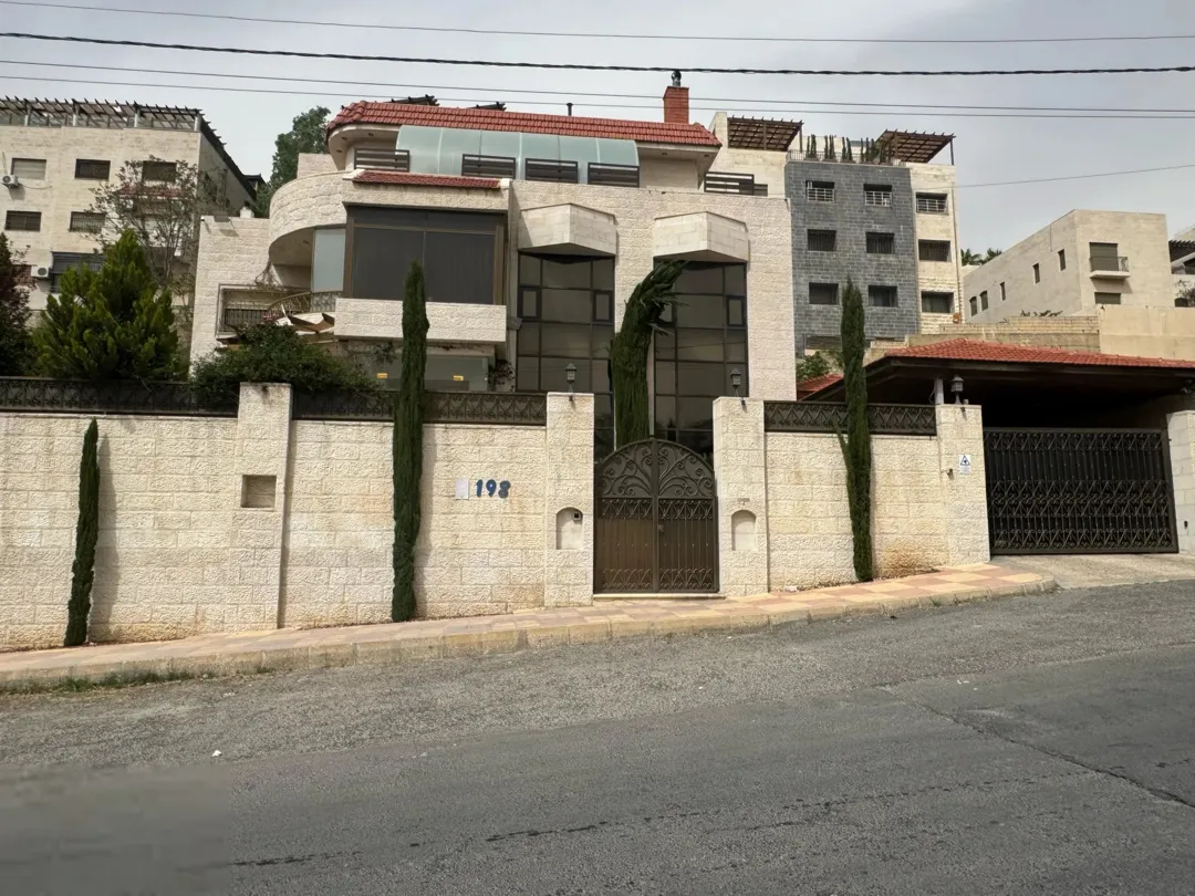 فيلا فاخرة مكونة من ثلاثة طوابق في عبدون