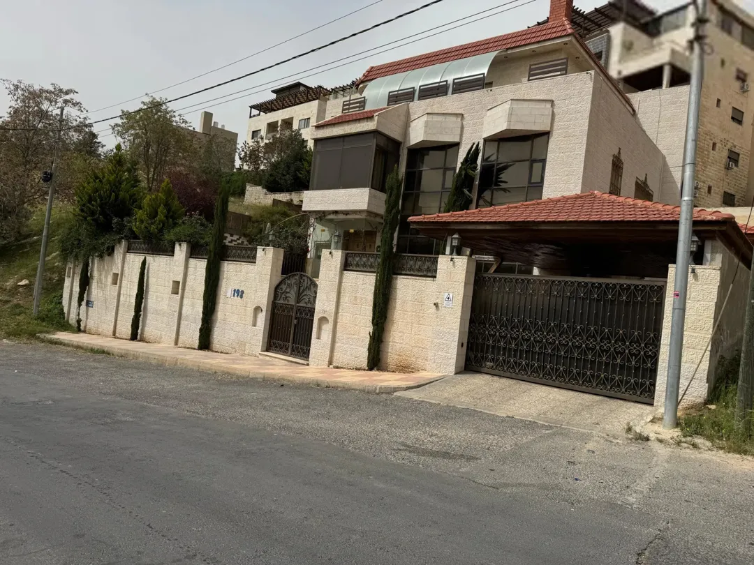 فيلا فاخرة مكونة من ثلاثة طوابق في عبدون